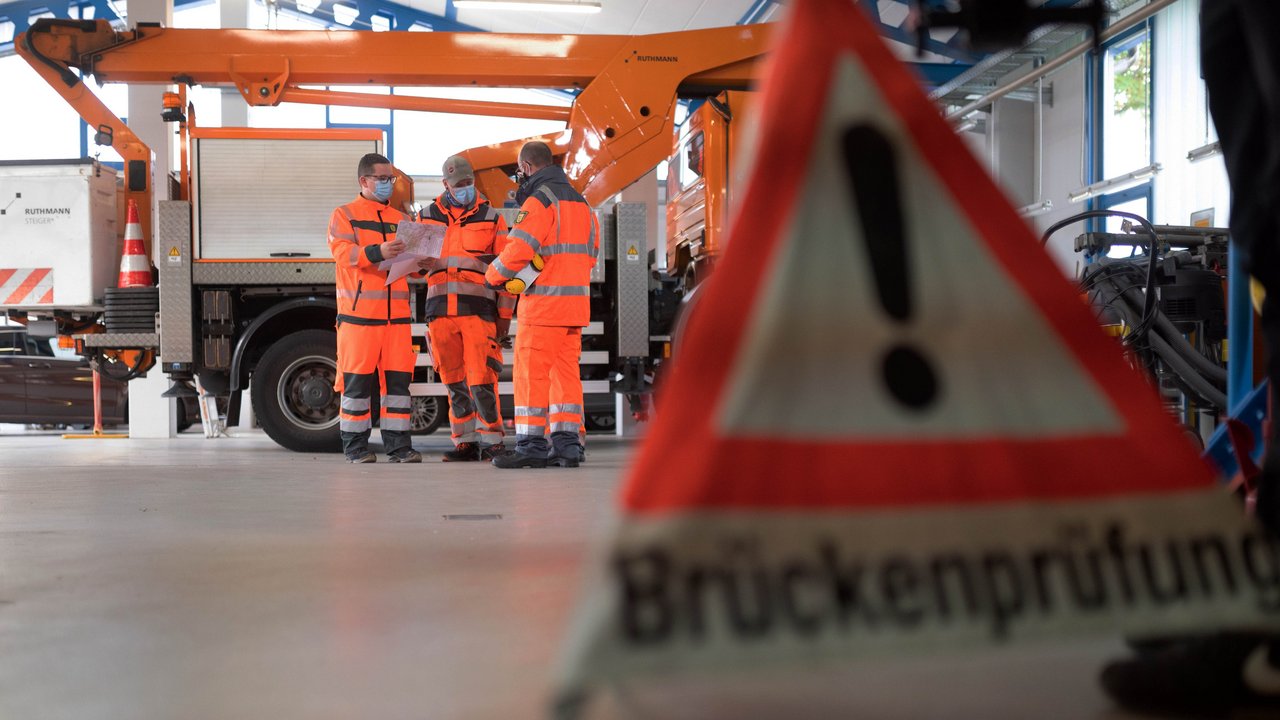 Eine Brücke wird geprüft