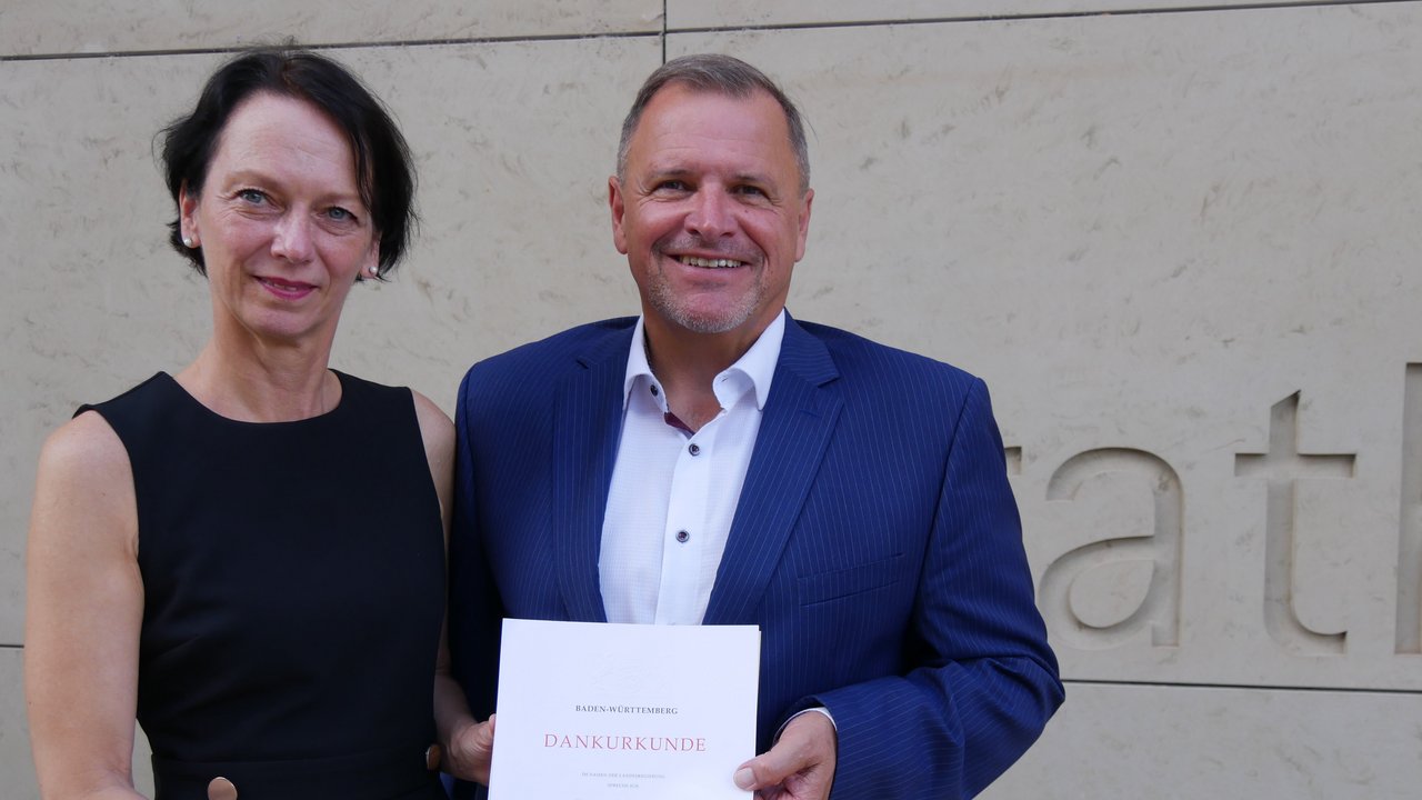  Regierungspräsidentin Susanne Bay übergibt Eppingens Oberbürgermeister Klaus Holaschke die Urkunde zum 40-jährigen Dienstjubiläum im Öffentlichen Dienst
