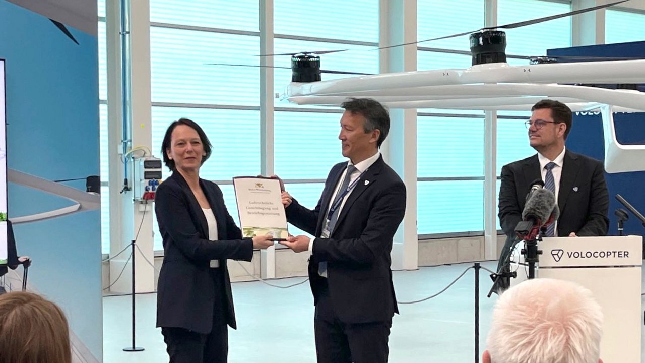 Regierungspräsidentin Susanne Bay übergibt Volocopter CEO Dirk Hoke die luftrechtliche Genehmigung und Betriebsgestattung