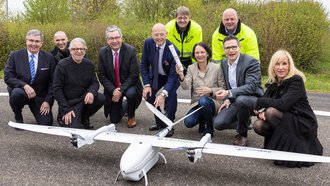 Regierungspräsidentin Susanne Bay (Bildmitte) überreichte Prof. Dr. Jörg Martin von (3.v.links), Enrico Jensch (5.v.links) und Holger Schulze (6.v.links) die Betriebsgenehmigung
