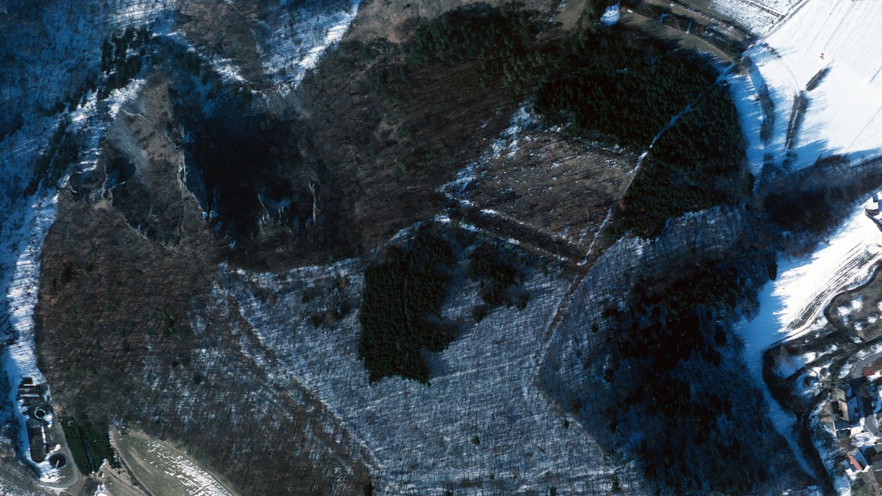 Luftbild von Althayingen mit der fünfeckigen Kernanlage und dem Vorbereich