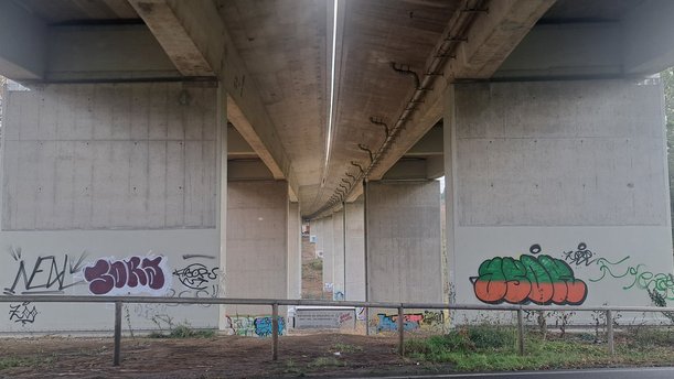 Brückenunteransicht mit Pfeiler Körschtalbrücke
