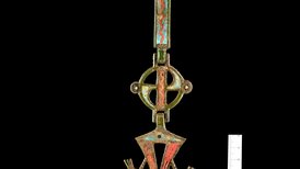 Dokumentationsfoto der emaillierten Trinkhornkette aus dem Fürstengrab während der Restaurierungsarbeiten