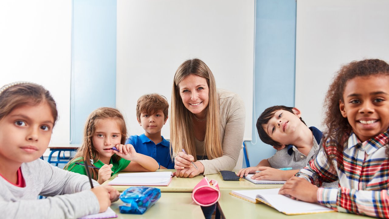 Betreuung von Schülerinnen und Schülern von einer Lehrerin