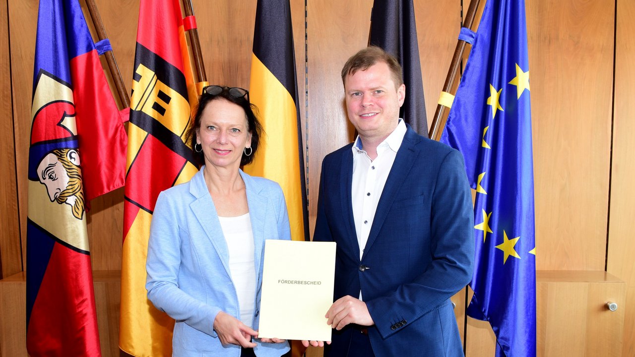 Frau RP'in Susanne Bay und Herr OB Michael Salomo bei der Förderbescheidübergabe