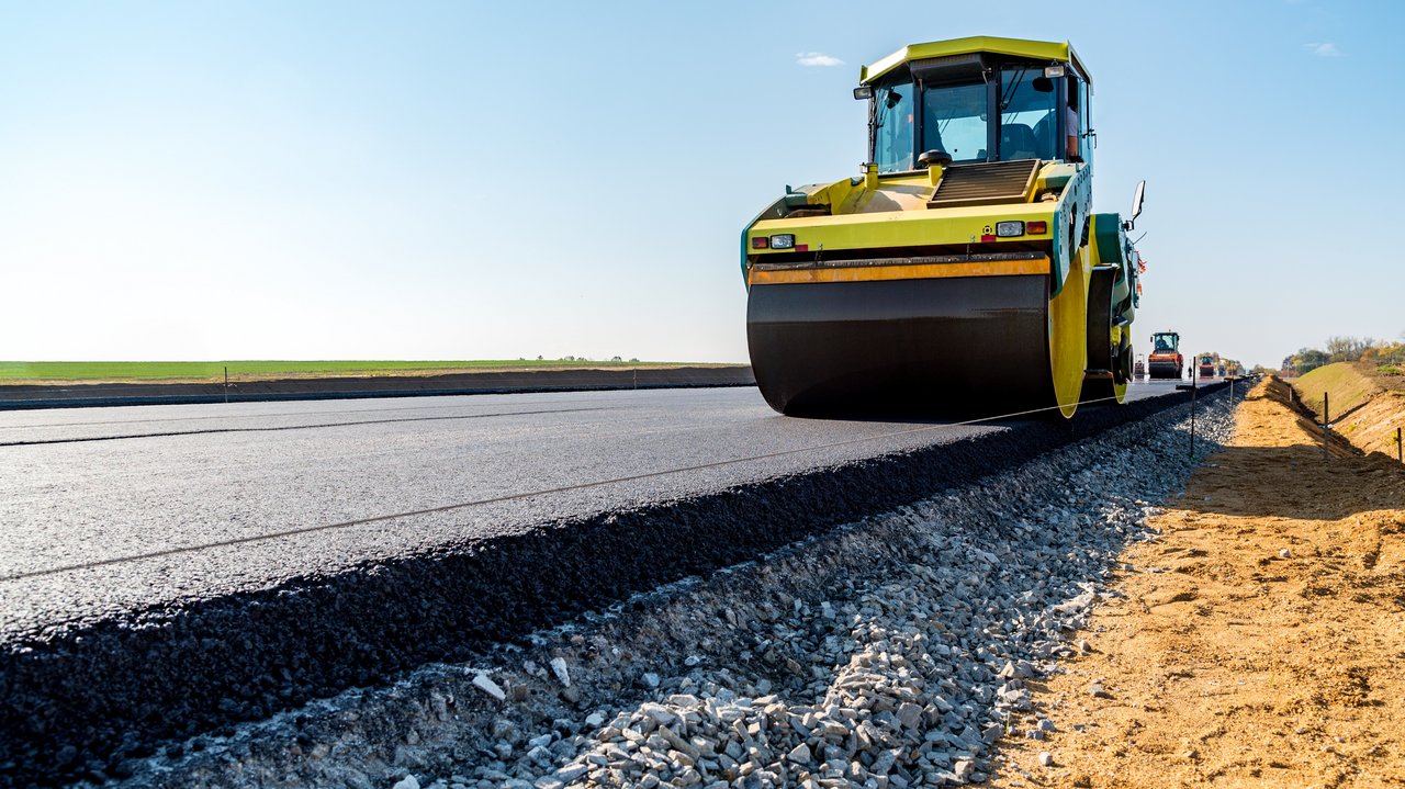 Eine neue Straße wird geteert
