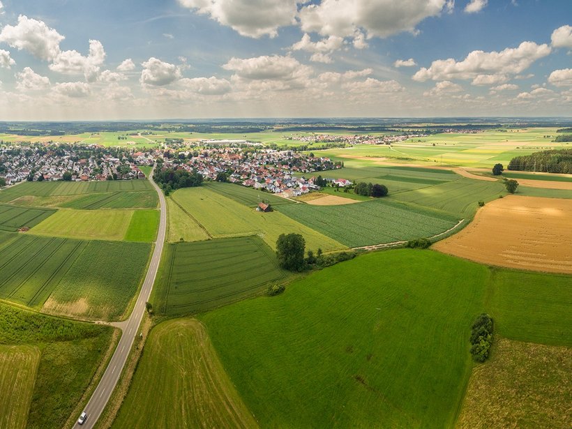 Bild zeigt Landwirtschaft mit Ort im Hintergrund