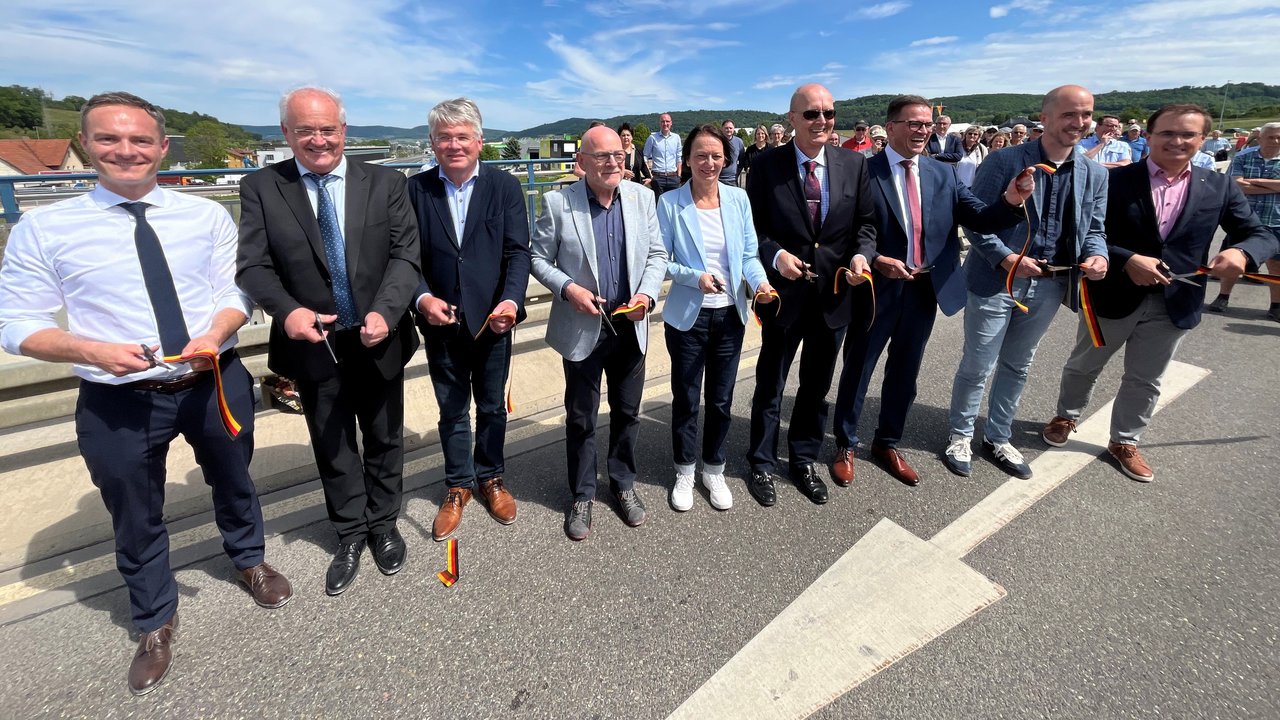 Gruppenbild von der Freigabe der B 29 zwischen Essingen und Aalen beim Durchschneiden eines Absperrbandes