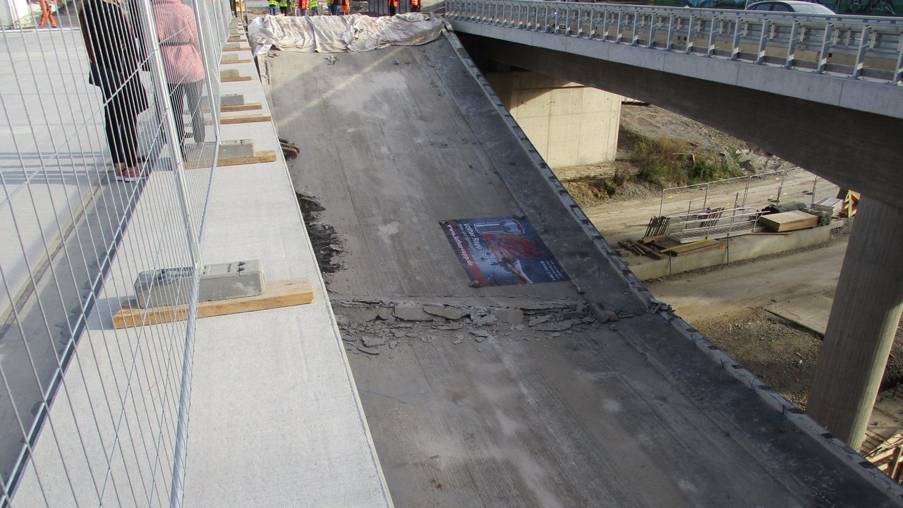 Die gesprengte Brücke von oben