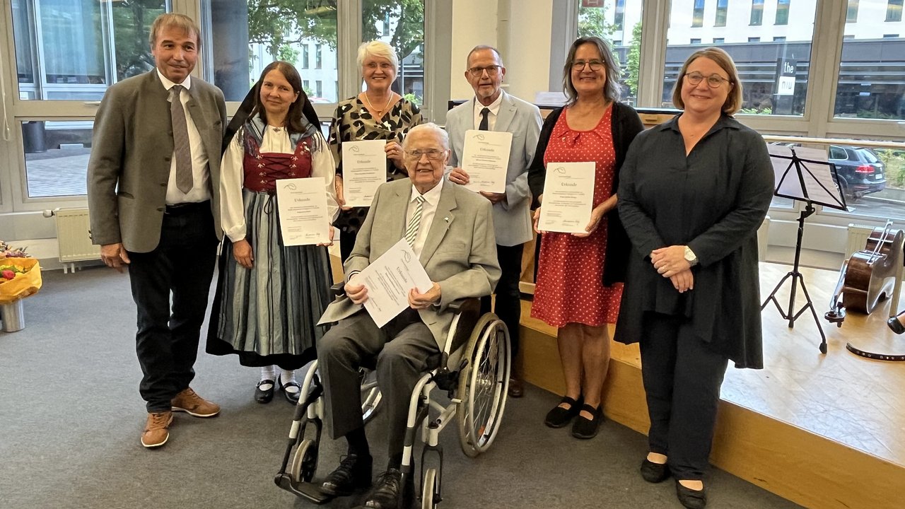 Konrad Epple (MdL), Svea Betz (Reutlingen), Angelika Puritscher (Rutesheim), Karlheinz Arnau (Sindelfingen), Helmut Henzler (Ulm), Heike Krieg (Markgröningen), Sigrun von Strauch (Regierungsvizepräsidentin)