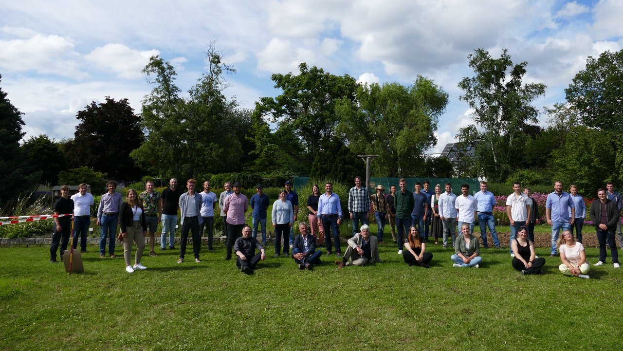 Gruppenbild im Rahmen der feierlichen Übergabe, Quelle: Staatsschule für Gartenbau