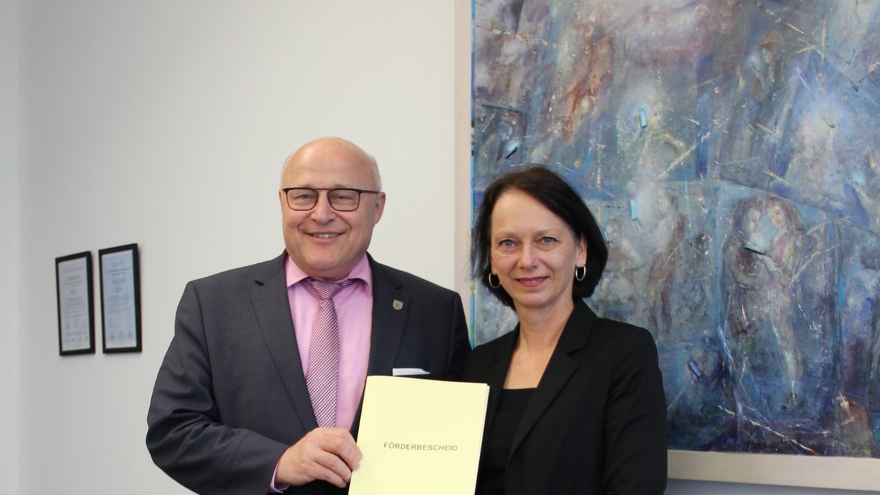 Bild zeigt Regierungspräsidentin Susanne Bay bei der Übergabe des Förderbescheids an Oberbürgermeister Udo Glatthaar