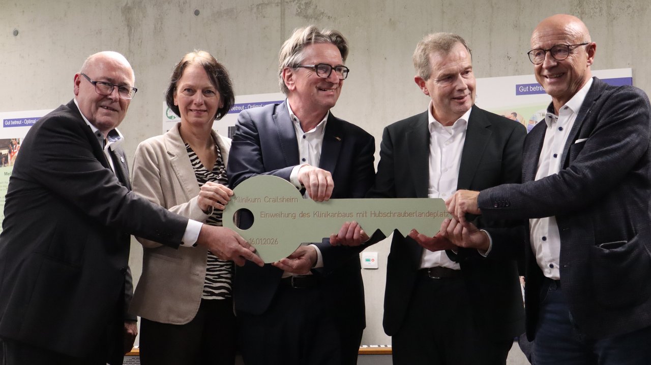 Der Schlüssel für den Klinikanbau wird symbolisch übergeben (v.l.n.r.): Klinikgeschäftsführer Werner Schmidt, Regierungspräsidentin Susanne Bay, Minister Manne Lucha, Architekt Johannes Stubbs, Landrat Gerhard Bauer