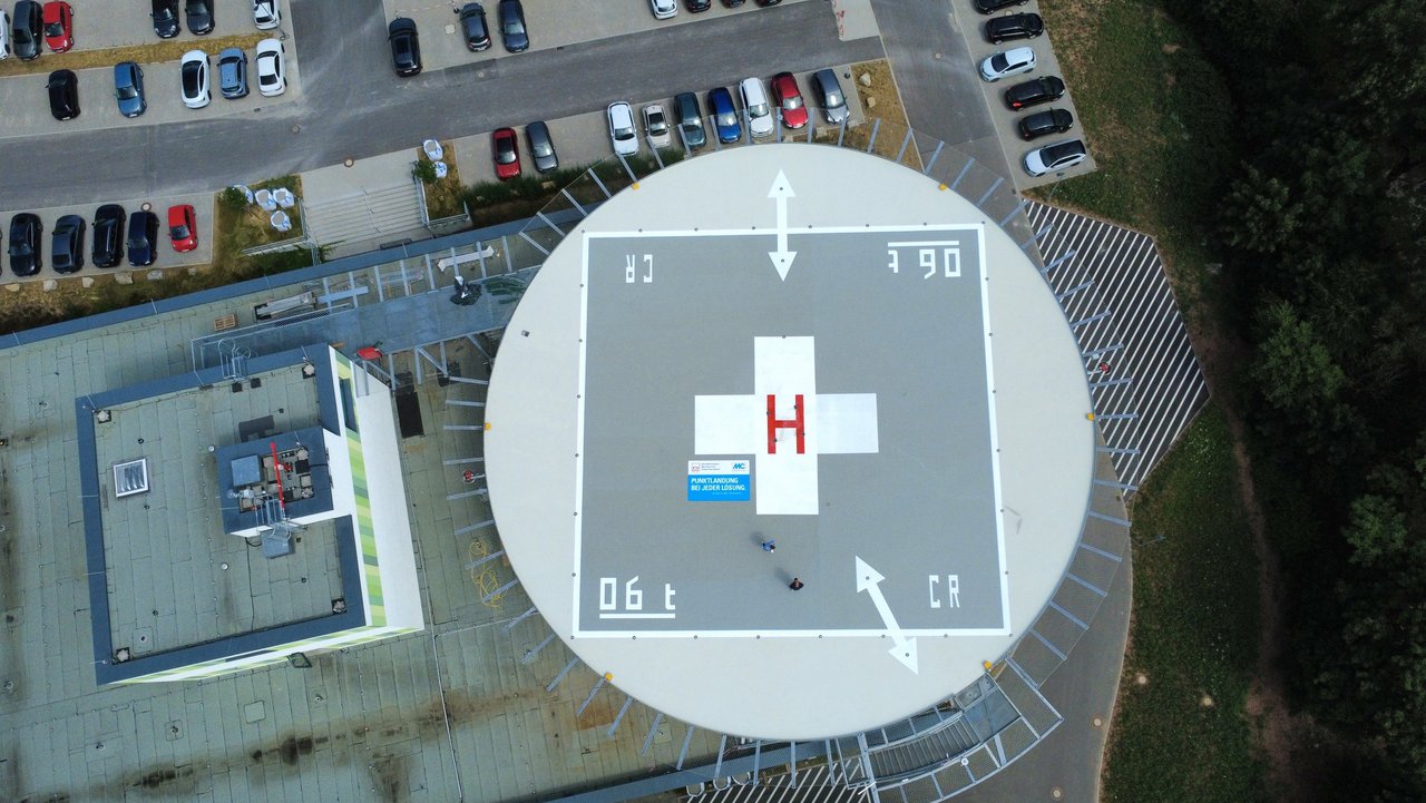 Bild zeigt den neuen Hubschrauberlandeplatz von oben
