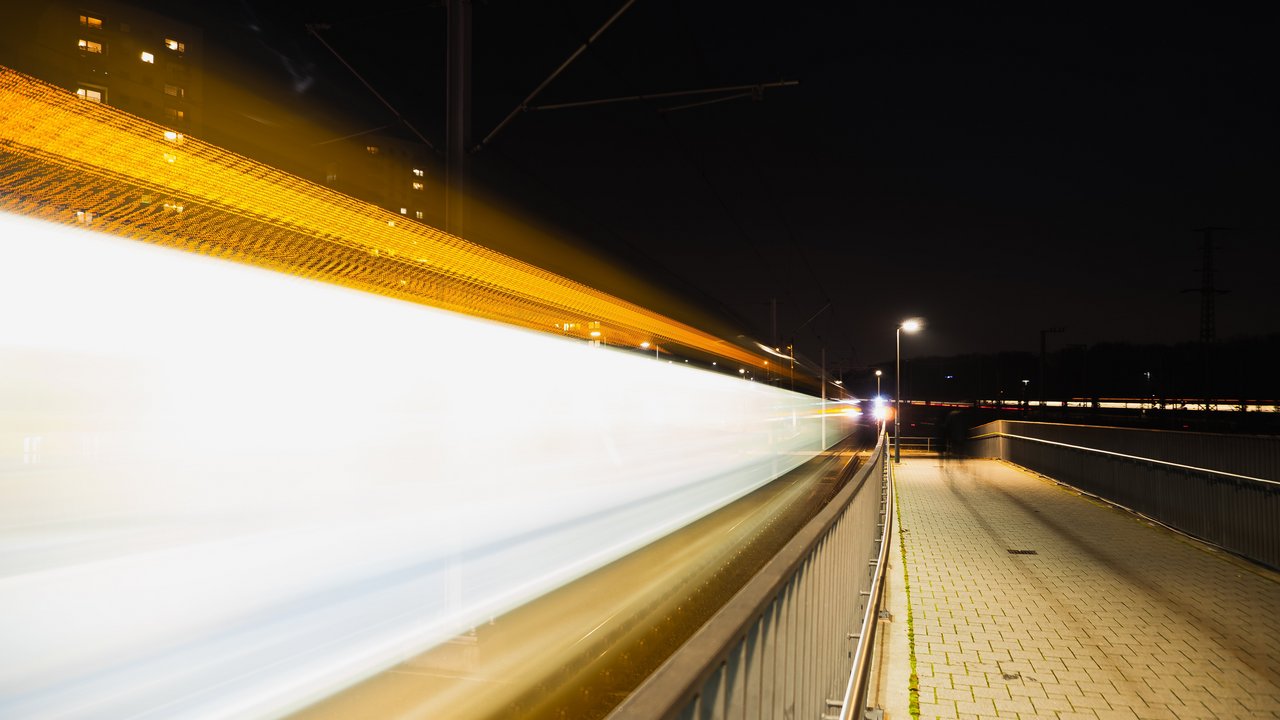 Bild zeigt einen Bahnsteig in der Nacht