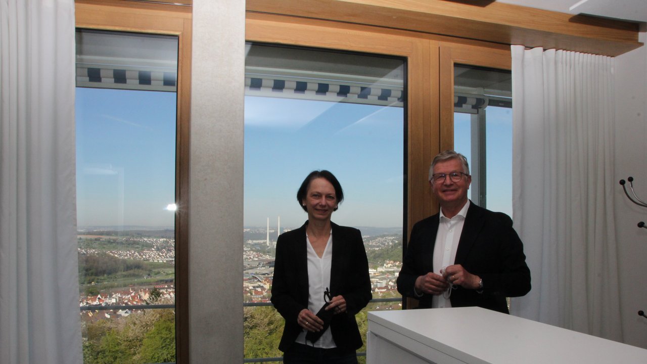 -	Landrat Heinz Eininger zeigte Regierungspräsidentin Susanne Bay beim Rundgang durch den neuen Verwaltungsbau auch das Büro mit der wohl schönsten Aussicht.