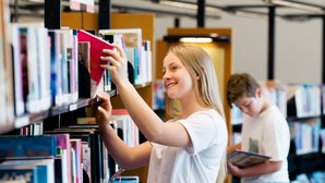 Kinder suchen Bücher in einer Bibliothek Kinder suchen Bücher in einer Bibliothek