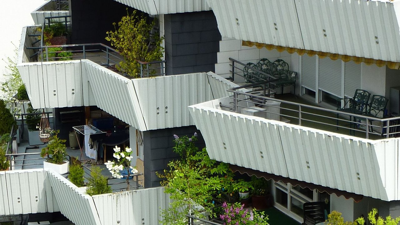 Balkone an den sog. Himmelsleitern (Architekt Paul Stohrer, 1971-74), Hemmingen Baden-Württemberg