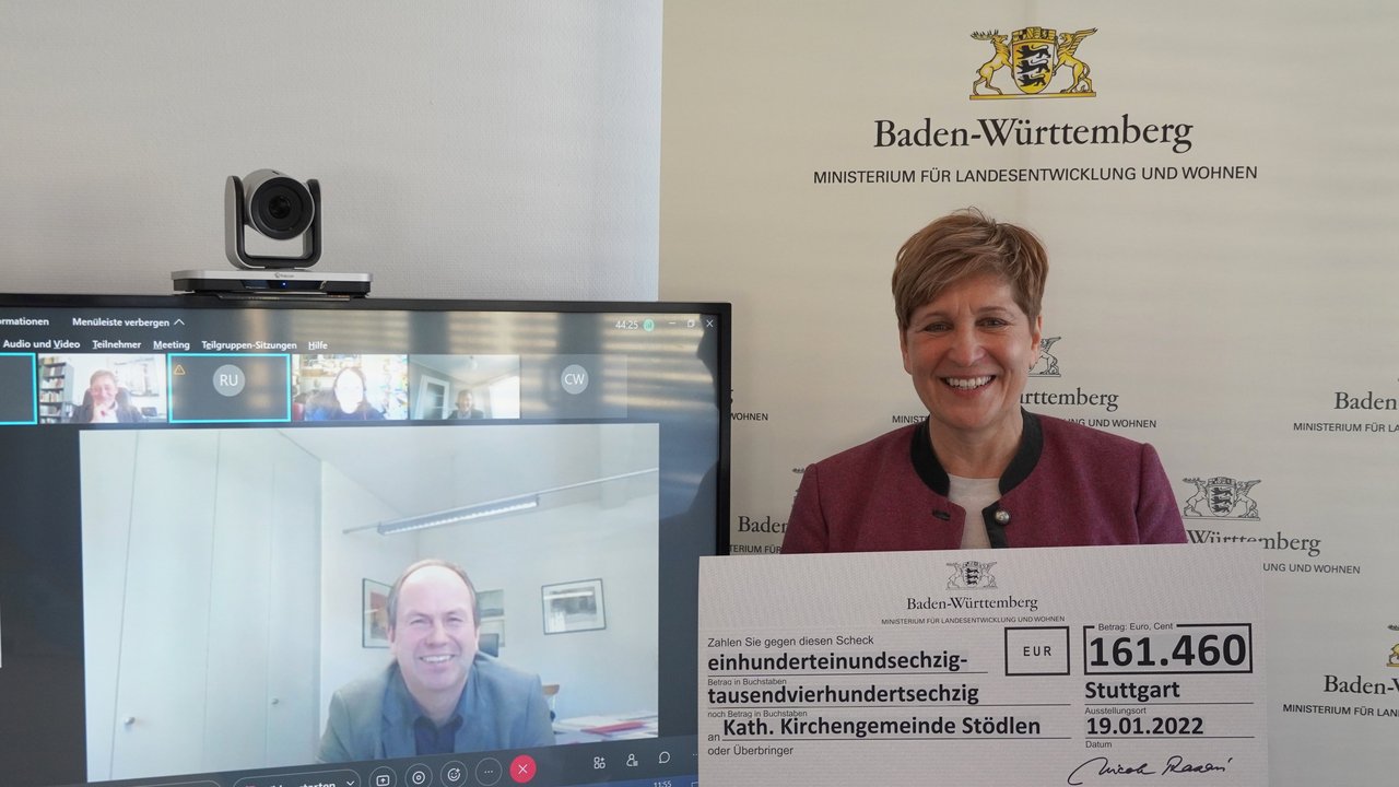 Die Ministerin für Landesentwicklung und Wohnen Baden-Württemberg, Nicole Razavi MdL, überreicht virtuell einen symbolischen Scheck an den Leiter des katholischen Verwaltungszentrums Ellwangen der Diözese Rottenburg-Stuttgart, Roland Herzog