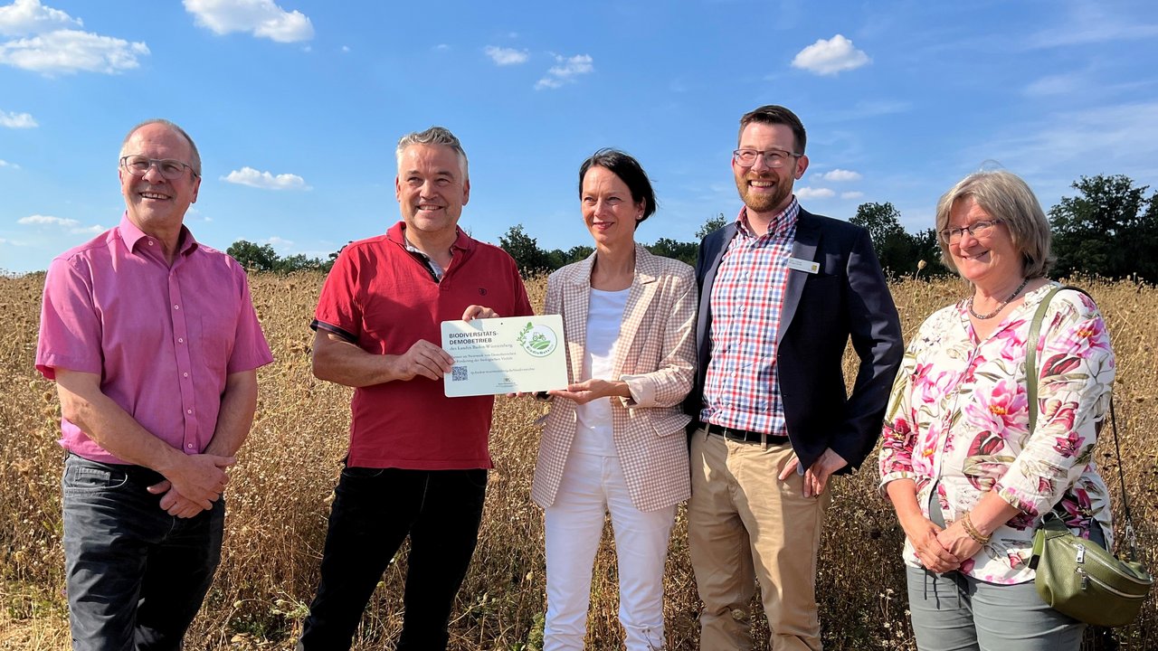 Regierungspräsidentin Susanne Bay überreicht BiodivNetz-Hof-Plakette an Landwirt Werner Zibold in Markgröningen-Unterriexingen (Landkreis Ludwigsburg)