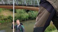 Vermessung der Gewässerquerschnitte durch das Team des Betriebshofs Winterbach in Weinstadt mittel Nivelliergerät und Teleskopnivellierlatte