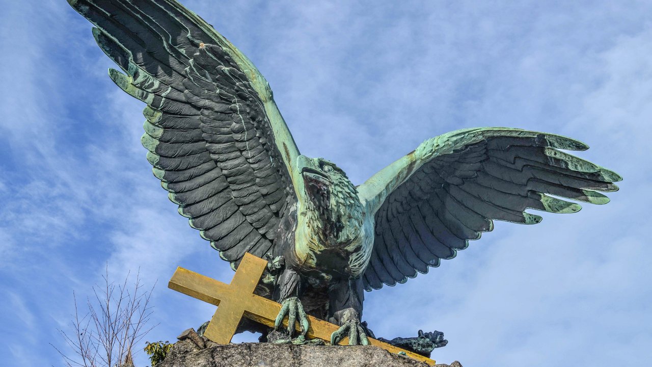 Bild zeigt Adlerfigur auf dem Kriegerfelsen in Laufenburg (Landkreis Waldshut)