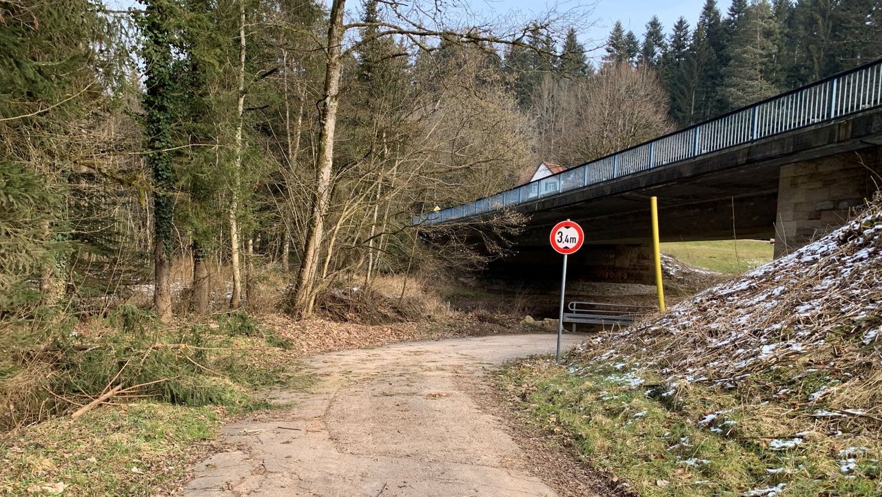 Bild zeigt einen Weg unter einer Brücke hindurch