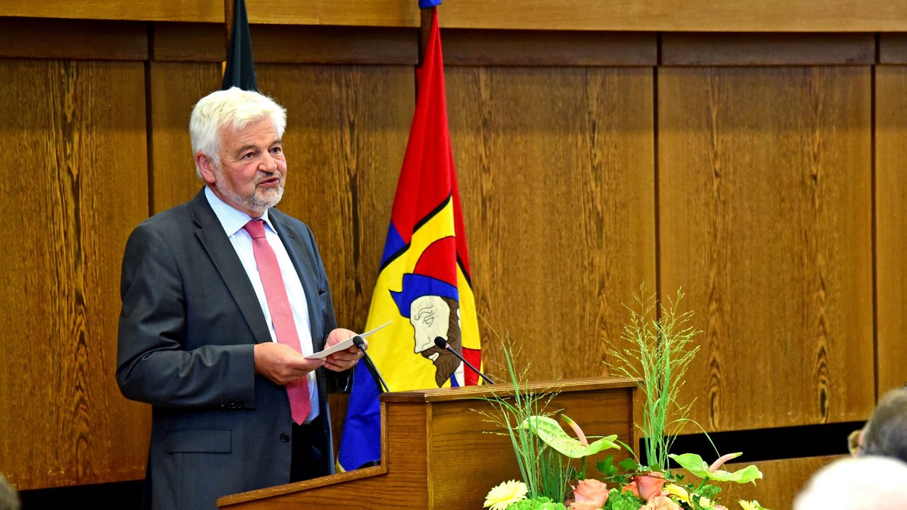 Regierungspräsident Wolfgang Reimer gratuliert Michael Salomo zu seinem Wahlsieg