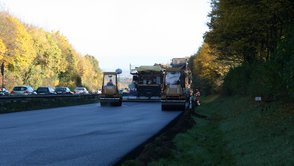 Bild zeigt Einbau Kontaktasphalt auf der B313