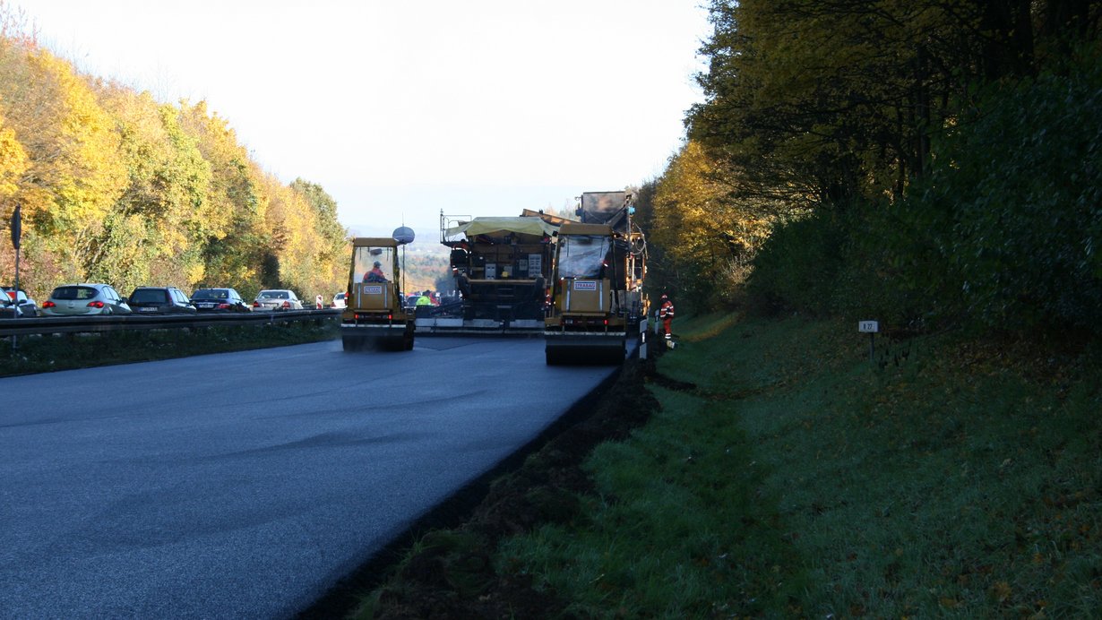 Bild zeigt Einbau Kontaktasphalt auf der B313