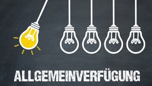 fünf Glühbirnen, darunter der Schriftzug Allgemeinverfügung