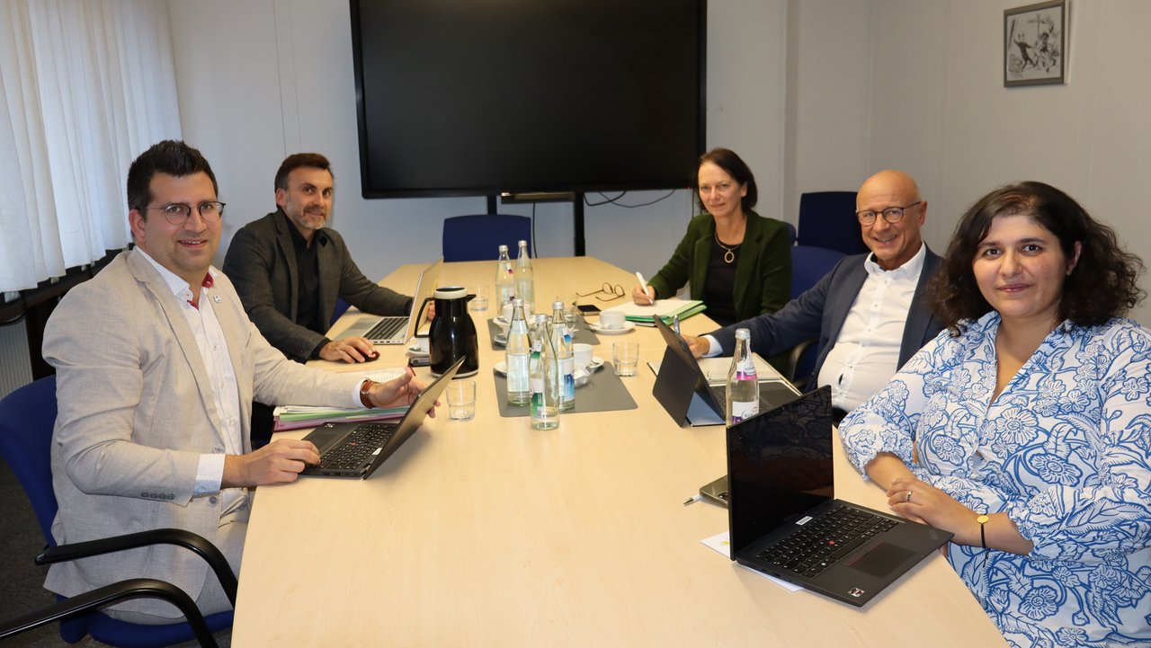 Von rechts nach links: Erste Landesbeamtin Anil Kübel, Landrat Gerhard Bauer, Regierungspräsidentin Susanne Bay, Leiter Koordinierungs- und Pressestelle Regierungspräsidium Stuttgart Oliver Scherer, Dezernent Jonathan Richter.