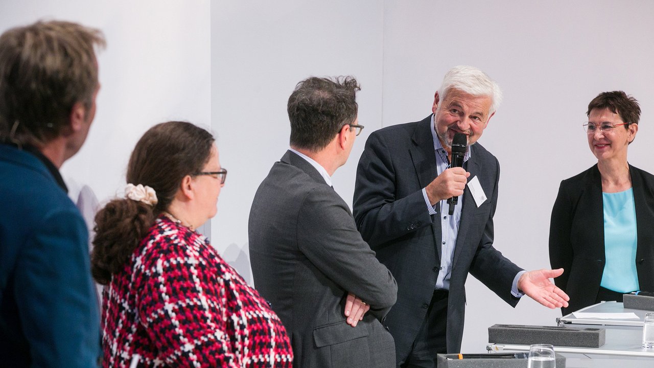 Preisverleihung im Theatersaal im Forum am Schlosspark in Ludwigsburg (v.l.n.r. Moderator Markus Brock, Erste Bürgermeisterin Renate Schmetz, Ministerialdirektor im Ministerium für Wirtschaft, Arbeit und Tourismus BW Michael Kleiner, Regierungspräsident Wolfgang Reimer, Direktorin Design Center BW Christiane Nicolaus)
