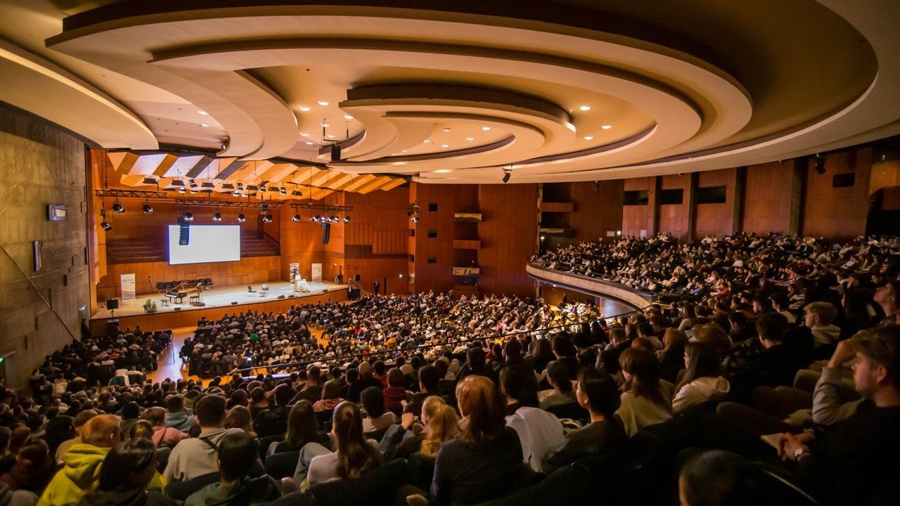 Da der Andrang aus den Schulen so groß war, musste der größte Saal in der Liederhalle gebucht werden und war komplett ausgebucht.