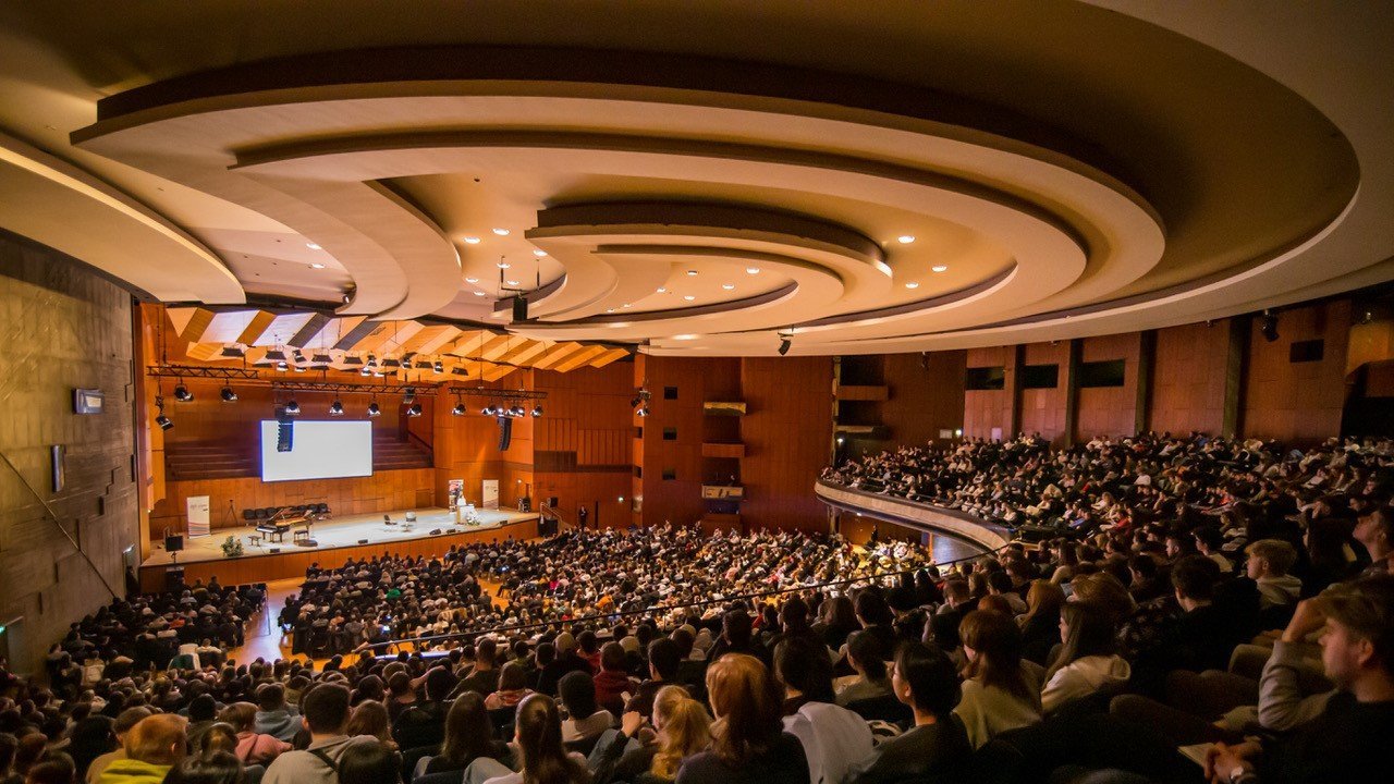 Da der Andrang aus den Schulen so groß war, musste der größte Saal in der Liederhalle gebucht werden und war komplett ausgebucht.