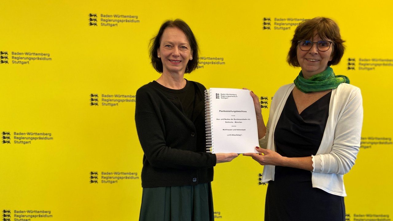 Regierungspräsidentin Susanne Bay (links) übergibt Christine Baur-Fewson, Direktorin der Autobahn GmbH Niederlassung Südwest, am 18. Dezember 2024 den Planfeststellungsbeschluss für den neuen A 8-Albaufstieg
