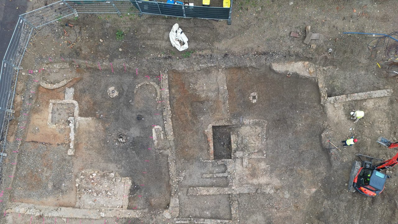 Drohnenaufnahme der Stadtmauer