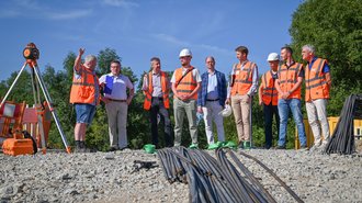 Einblicke vor Ort: Landrat Christoph Schauder (2.v.l.) hat sich gemeinsam mit Bürgermeister Dr. Lukas Braun (5.v.r.) sowie weiteren Vertretern des Regierungspräsidiums Stuttgart und des Amtes für Straßen- und Radwegebau des Landratsamtes Main-Tauber-Kreis die Baustelle der Grünbachbrücke in Gerlachsheim angeschaut.