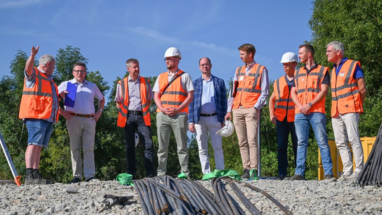 Einblicke vor Ort: Landrat Christoph Schauder (2.v.l.) hat sich gemeinsam mit Bürgermeister Dr. Lukas Braun (5.v.r.) sowie weiteren Vertretern des Regierungspräsidiums Stuttgart und des Amtes für Straßen- und Radwegebau des Landratsamtes Main-Tauber-Kreis die Baustelle der Grünbachbrücke in Gerlachsheim angeschaut.