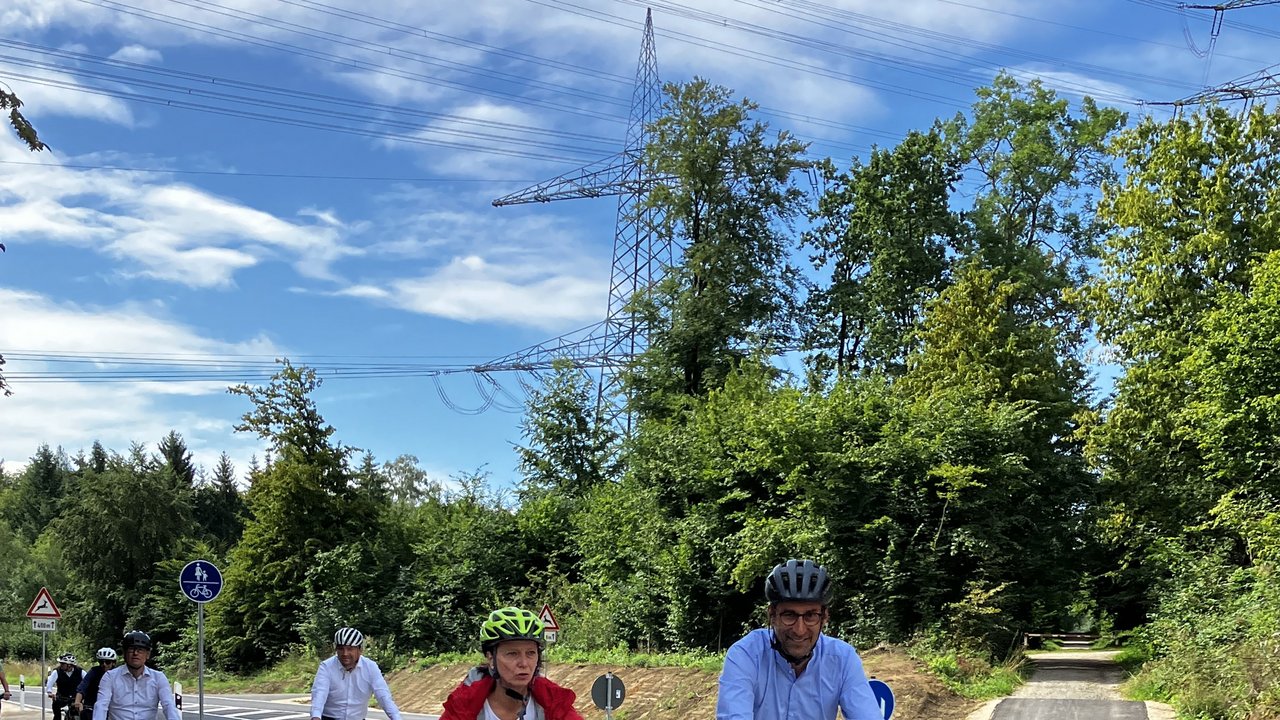 Regierungspräsidentin Susanne Bay (links) und Ministerialdirektor Berthold Frieß testen den neuen Radweg