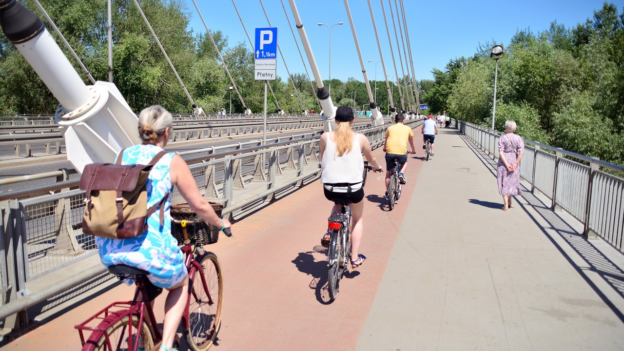 Geh- und Radwegbrücke mit Menschen auf Fahrrädern und Fußgängern