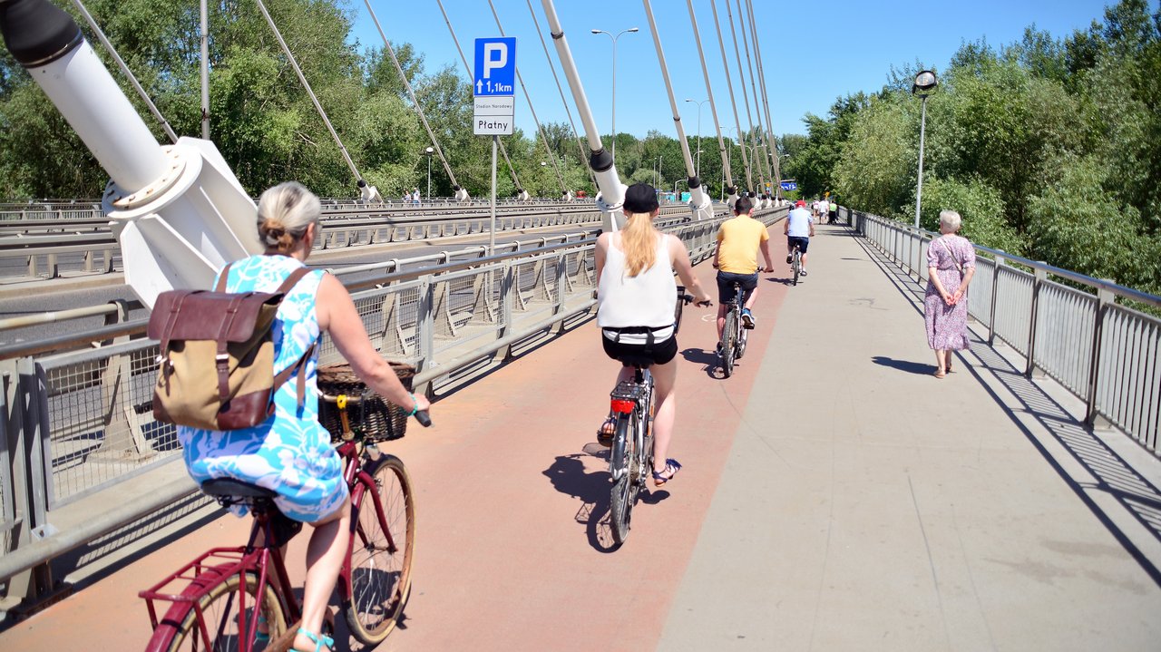 Geh- und Radwegbrücke mit Menschen auf Fahrrädern und Fußgängern