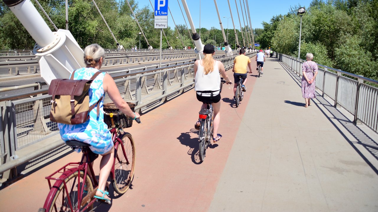 Geh- und Radwegbrücke mit Menschen auf Fahrrädern und Fußgängern