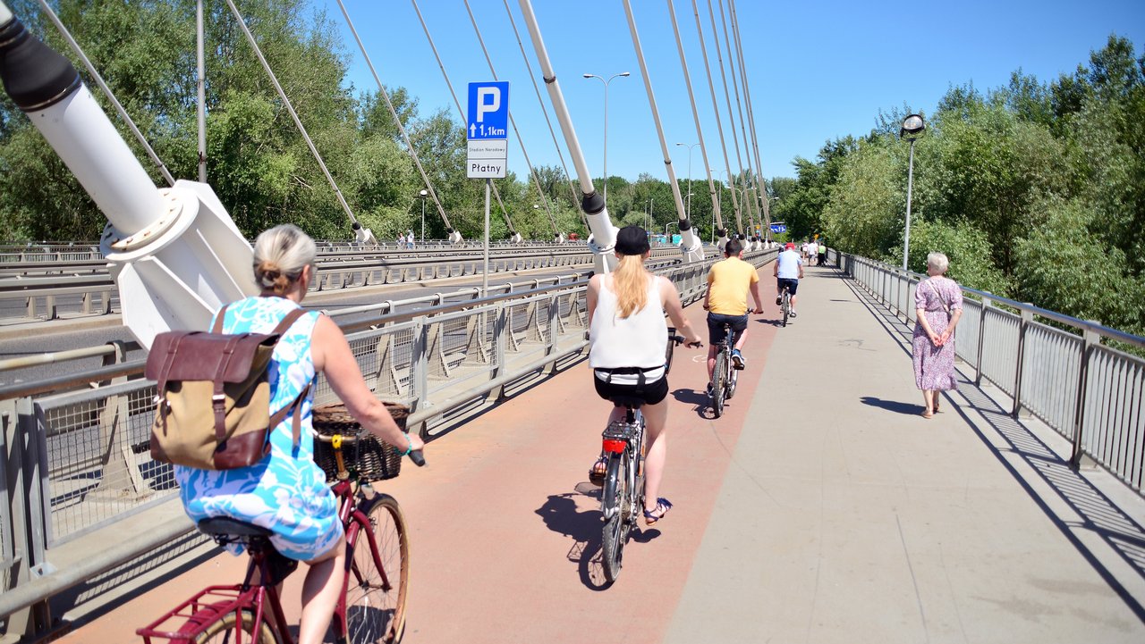 Geh- und Radwegbrücke mit Menschen auf Fahrrädern und Fußgängern