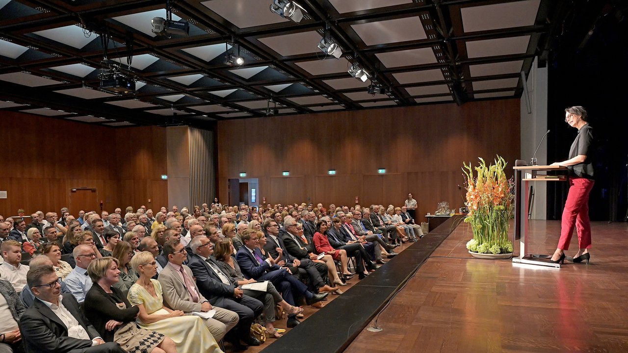 Regierungspräsidentin Susanne Bay bedankte sich bei der Verabschiedung von Oberbürgermeisterin Ursula Keck vor vollem Haus für die kooperative und tiefgehende Zusammenarbeit