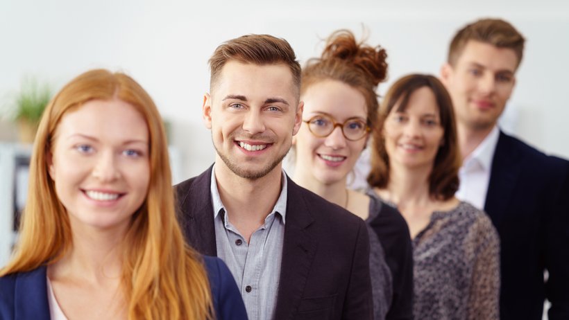 Drei weibliche und zwei männliche junge Menschen