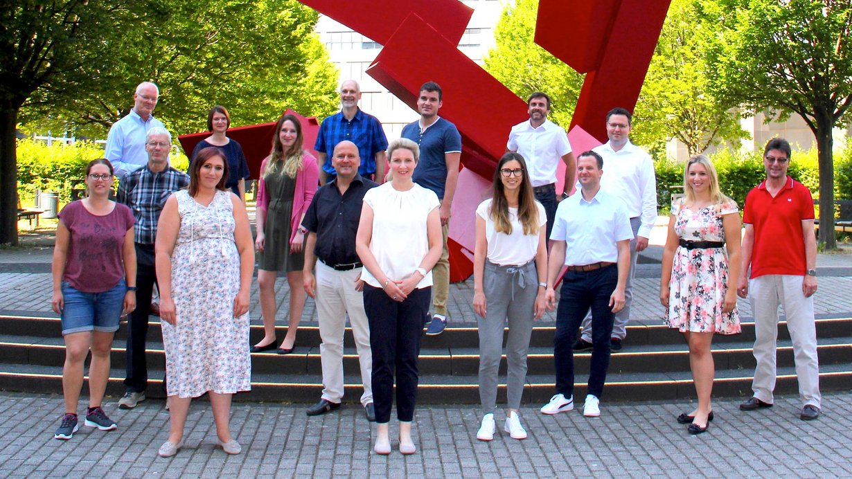 Bild zeigt Mitarbeitende des Regierungspräsidiums Stuttgart im Innenhof des Dienstgebäudes Ruppmannstraße 21 in Stuttgart