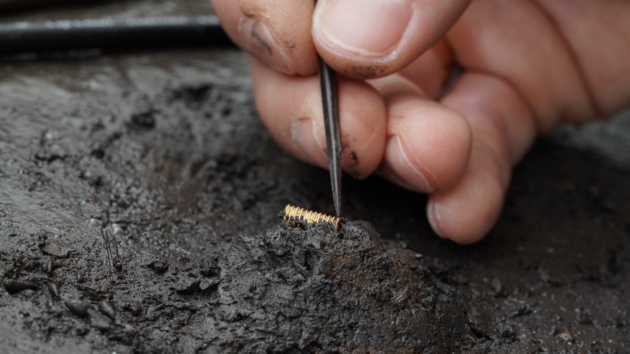 Freilegung einer Goldperle