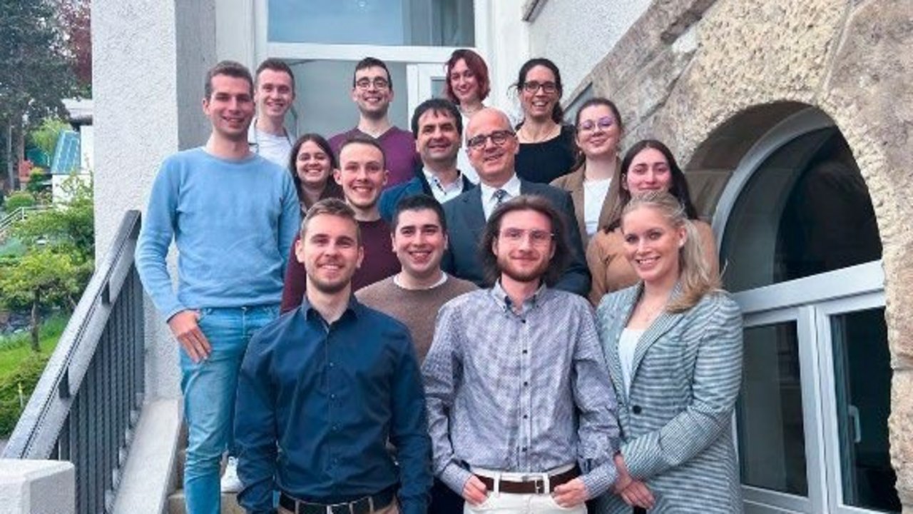 Die Studierenden mit Hauptgeschäftsführer Prof. Dr. Alexis von Komorowski vor der Geschäftsstelle des baden-württembergischen Landkreistags.