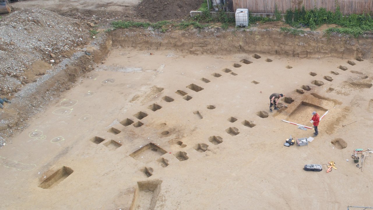 2.	Stand der Ausgrabung in der Südwestecke mit dem Nordwest-Südost ausgerichteten Langhaus der Linearbandkeramikkultur (ca. 5500–4900 v.Chr.), das zum Teil im Nachbargrundstück liegt